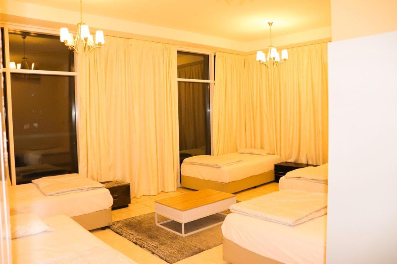 Back Packer Top 10 Dubai Luaran gambar